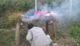 Chùm ảnh: Người cha bất lực, “xông khói” chữa bệnh hiểm nghèo cho con gái