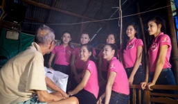 Hoa hậu Việt Nam 2014 xúc động thăm cựu tù binh Phú Quốc