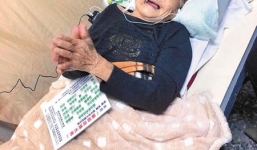 Cụ bà 'hồi sinh' trong khi gia đình đọc kinh Phật đưa tiễn