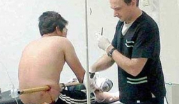 May mắn thoát 'lưỡi hái tử thần' dù bị ống sắt xuyên thủng bụng