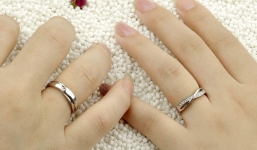 Mẹo tháo nhẫn mắc kẹt ngón tay cực dễ