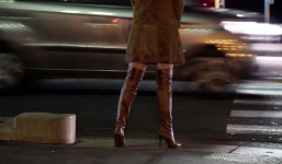 Nữ sinh 17 tuổi tổ chức mua bán dâm trong trường học