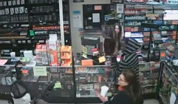 Tên cướp rối rít xin lỗi khi thấy nạn nhân òa lên khóc