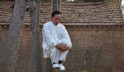 Màn biểu diễn vừa treo cổ vừa tập kungfu gây sốc