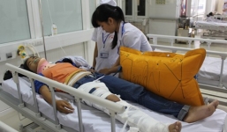 Va chạm xe tải, 3 bố con thương vong trên đường đi học