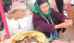 Chợ phiên Đồng Văn: Khách không mua chủ vẫn tươi cười