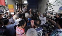 Hàng trăm người kéo đến biệt thự của Ngọc Sơn nhận tiền và gạo