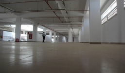 Hàng trăm tiểu thương kéo lên trụ sở thành phố vì chợ mới ế ẩm