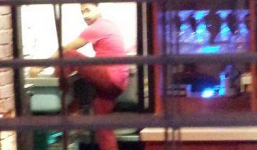 Bắt gặp đầu bếp nhà hàng 5 sao rửa chân trong bồn rửa bát