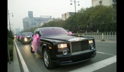 Siêu đám cưới rước dâu bằng 30 xe Rolls-Royce Phantom trăm tỷ