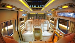 Đàm Vĩnh Hưng mang siêu xe 40 tỷ mạ vàng lên sân khấu