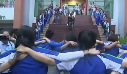 Xúc động nam sinh tật nguyền nói lời cảm ơn người bạn cõng đi học