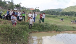 Hai anh em sinh đôi chết đuối dưới ao cá