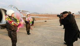 Nhà lãnh đạo Kim Jong-un hào hứng chụp ảnh cho nữ phi công