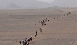 Sống sót sau 10 ngày lạc giữa sa mạc nhờ uống nước tiểu, máu dơi