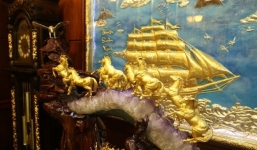 Những 'con vật' mạ vàng 'nhảy múa' trong nhà đại gia Việt