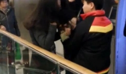 Bị đánh tơi tả vì đứng trang điểm, chải chuốt trước cây ATM