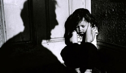 Bác rể làm chuyện đồi bại với cháu gái rồi dọa trả thù người tố cáo