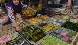 Indonesia lệnh cho quan chức ăn ngô, sắn khi dự tiệc