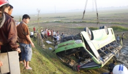 Xe khách lật ngửa dưới ruộng, các nạn nhân được tắm rửa sạch bùn trước khi cấp cứu