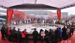 Nồi lẩu khổng lồ đủ cho vạn người ăn tại Trung Quốc