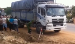 Video: Nữ sinh bị ô tô tải đâm tử vong trên đường đến trường