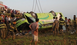 Xe khách 'ngã ngửa', 1 người chết, 19 bị thương