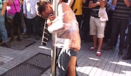 Bị xé quần áo, trói vào cột đèn vì cướp của người già