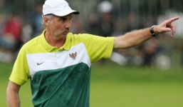 Rời Indonesia, HLV Riedl về lại Việt Nam tìm việc?