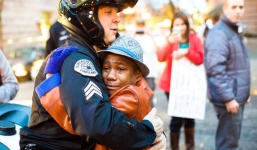 Bức ảnh của tác giả gốc Việt khiến người Mỹ chết lặng