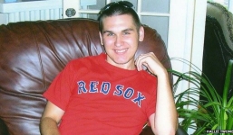 Nhờ facebook, tro cốt chàng trai 20 tuổi được chu du hơn 100 quốc gia