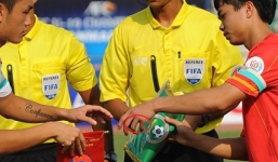 Công Phượng để lộ hình xăm độc đáo