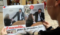 Lộ ảnh Tổng thống Pháp với bạn gái, 5 quan chức mất việc