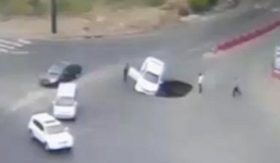 “Ổ gà” khổng lồ nuốt chửng xe hơi ngay giữa phố