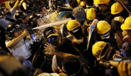 Hàng nghìn người biểu tình bao vây trụ sở chính quyền Hong Kong