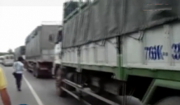 Video: Quốc lộ 1A chết cứng gần 2km do tài xế “náo loạn”