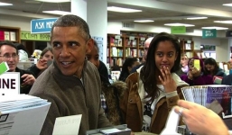 Tổng thống Obama gây chú ý khi đưa hai con đi mua sách