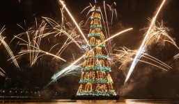 Tròn mắt ngắm cây thông Noel lớn nhất thế giới