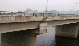 Nữ công nhân nhảy cầu tự vẫn trước mặt chồng và con trai