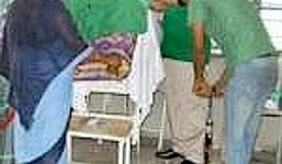 Rúng động: Bác sĩ Ấn Độ triệt sản bằng bơm xe đạp