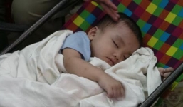 Bé trai 2 tuổi kháu khỉnh bị bỏ rơi trên taxi lúc nửa đêm