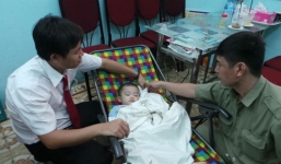 Bé trai gần 2 tuổi bị bỏ rơi trên taxi giữa đêm khuya