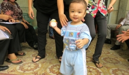 Hình ảnh bé trai 2 tuổi kháu khỉnh bị bỏ rơi trên taxi