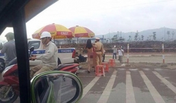 Công an xử lý 'cô gái' lột váy trước CSGT