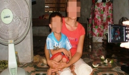 Nước mắt người mẹ dứt ruột bỏ rơi con ở bên kia biên giới