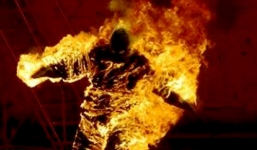 Nam sinh viên bất ngờ tự thiêu tại sân vườn nhà