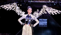 Siêu mẫu Thanh Hằng mặc áo giáp sắt chục cân lên sàn diễn