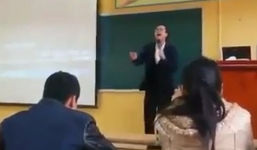 Clip thầy giáo hát “Em của ngày hôm qua” gây sốt