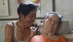 Xúc động chồng dùng miệng bón cơm chăm vợ bại liệt suốt 11 năm