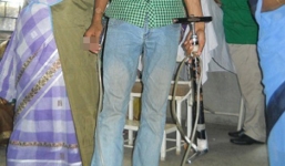 Phẫn nộ bác sĩ dùng bơm xe đạp để... triệt sản ở Ấn Độ